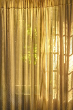 Pencere perdeleri iluminated tarafından sıcak güneş ışığı iç odası sahne