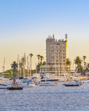 City'deki montevideo, Uruguay küçük eğlence limanında diğer tekneler ve yatlar