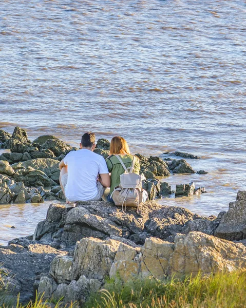 Rocks Adlı Şehirde Montevideo Uruguay Nehri Kıyısında Oturan Yetişkin Çift — Stok fotoğraf