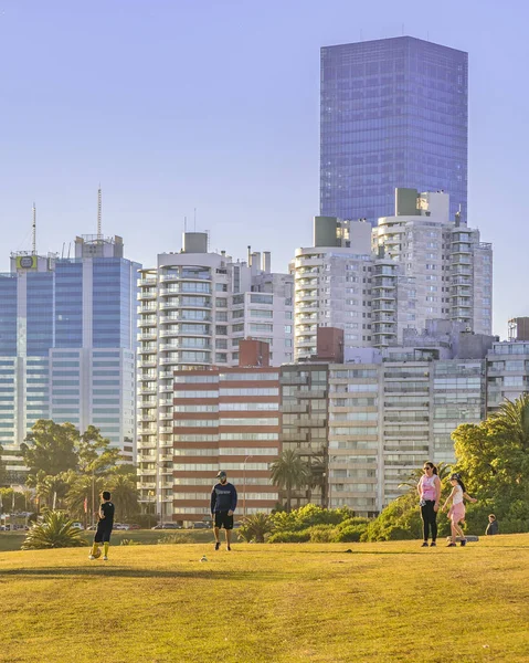 モンテビデオ ウルグアイ 2018 ウルグアイ モンテビデオ市で近代的な建物沿岸の夏の日のシーンをウォーター フロント — ストック写真