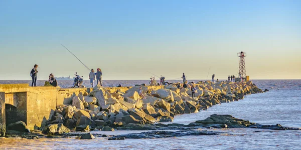 Montevideo Uruguay December 2018 Panoramafoto Grupp Människor Fiske Vid Vågbrytaren — Stockfoto