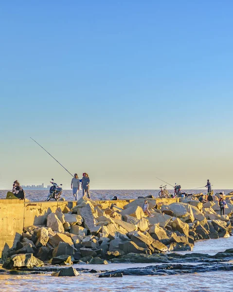 Montevideo Uruguay Dezember 2018 Gruppe Von Menschen Angeln Wellenbrecher Sommertag — Stockfoto