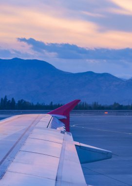 Uçağın kanat ve andes dağ pencere yolcu bakış açısından