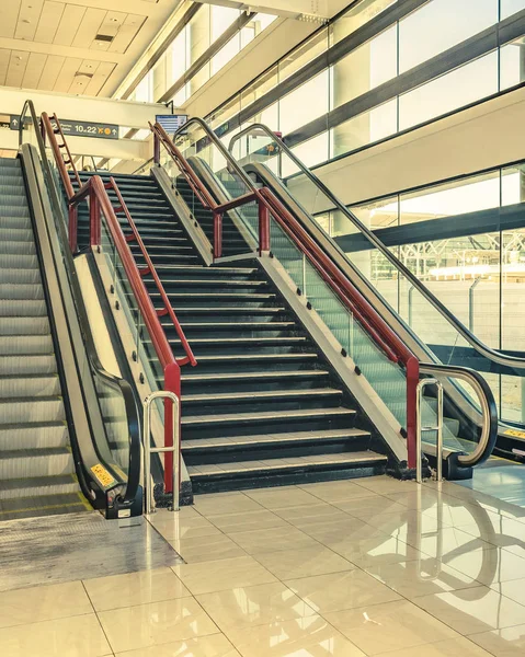 Mechanische Und Normale Treppen Der Außenseite Des Modernen Gebäudes — Stockfoto