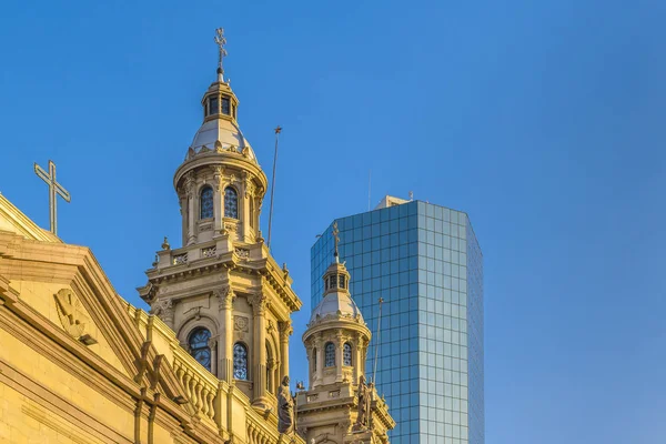 Außendetailaufnahme Der Berühmten Kathedrale Und Des Modernen Büroturms Hintergrund Santiago — Stockfoto