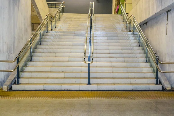 在圣地亚哥 德智利地铁内部的空楼梯 — 图库照片