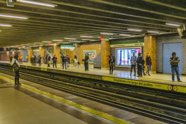 Santiago De Chile, Şili, santiago de chile metro, tren bekleyen - 2018 - insanlar olabilir
