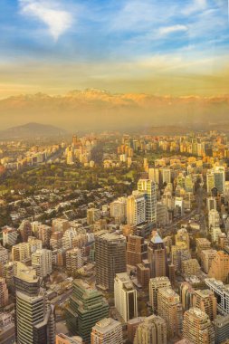 Santiago de chile şehir san cristobal hill bakış açısından havadan görünümü.