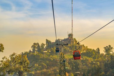 Santiago de chile şehir san cristobal hill bakış açısından havadan görünümü.