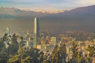 Santiago de chile şehir san cristobal hill bakış açısından havadan görünümü.