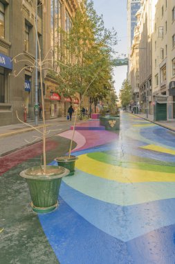 Santiago De Chile, Şili, Mayıs - 2018 - orijinal çok renkli boyalı asfalt Caddesi'nde santiago de chile şehir merkezinde, Şili