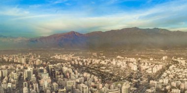 Santiago de chile şehir san cristobal hill bakış açısından havadan görünümü.