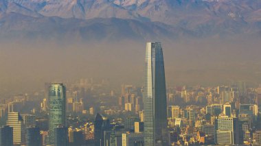 Santiago de chile şehir san cristobal hill bakış açısından havadan görünümü.
