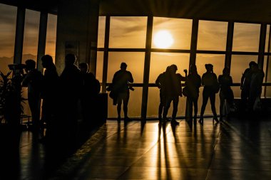 Santiago De Chile, Şili, santiago de chile şehir, Şili kule bakış açısı, kenti izlerken insan silueti - 2018 - yüksek karşıtlık grup olabilir