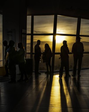 Santiago De Chile, Şili, santiago de chile şehir, Şili kule bakış açısı, kenti izlerken insan silueti - 2018 - yüksek karşıtlık grup olabilir