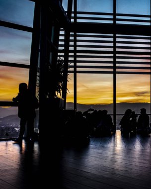 Santiago De Chile, Şili, santiago de chile şehir, Şili kule bakış açısı, kenti izlerken insan silueti - 2018 - yüksek karşıtlık grup olabilir