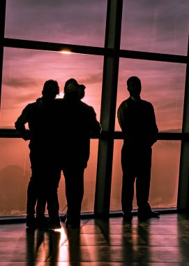 Santiago De Chile, Şili, santiago de chile şehir, Şili kule bakış açısı, kenti izlerken insan silueti - 2018 - yüksek karşıtlık grup olabilir