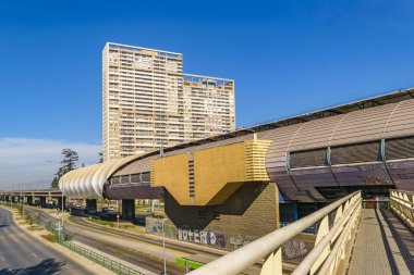 Boş metro tren demiryolu dış görünümü santiago de chile şehrinde, Şili
