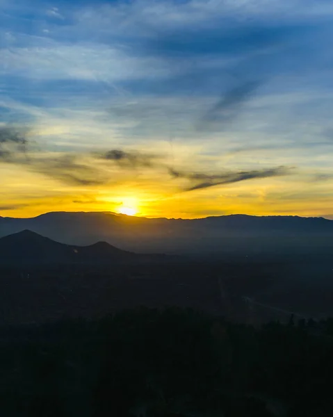 从塔楼建筑的角度看圣地亚哥和山的日落场景鸟图 — 图库照片