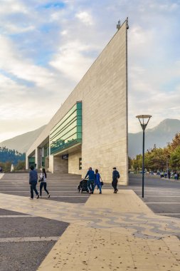 Santiago De Chile, Chile, - 2018 - kentsel gün olay yerinde iki yüzyıllık mori vitacura tiyatro binaları yan manzaralı ana konusu olarak olabilir.
