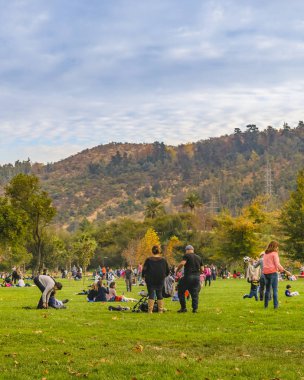 Santiago De Chile, Chile, Mayıs - 2018 - santiago de chile şehrinde iki yüzyıllık Park'ta bir sonbahar günü zevk kalabalık.