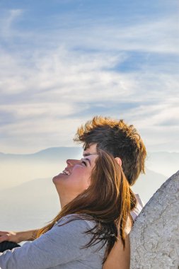Santiago De Chile, Chile, oturma ve santiago de chile şehir san cristobal hill bakış açısı gülüyorsun - 2018 - yan görünümü genç çift olabilir.