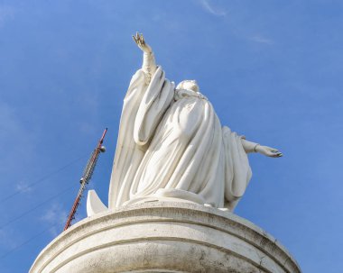 Santiago de chile City, san cristobal tepeye Meryem Ana scuplture ateş düşük açılı Şili