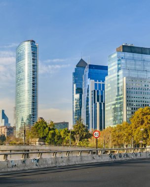 Cityscape gökdelenler görünümünü sanhattan, modern finansal bölge santiago de chile şehir.