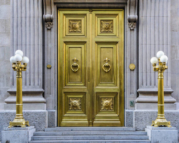 Элегантное здание с золотой дверью
