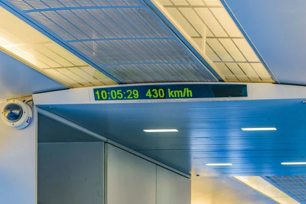 Maglev treni iç zaman ve hız görünümü, Shanghai, Çin — Stok fotoğraf