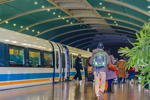 Personer på Maglev Train Station, Shanghai, Kina — Stockfoto