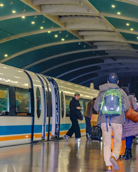 Personer på Maglev Train Station, Shanghai, Kina — Stockfoto