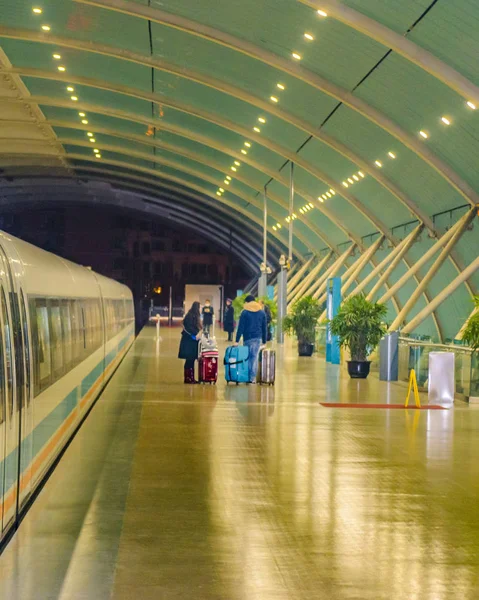 Personnes à la gare de Maglev, Shanghai, Chine — Photo
