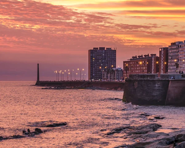 Rambla sur, Szene des Sonnenuntergangs in Montevideo — Stockfoto