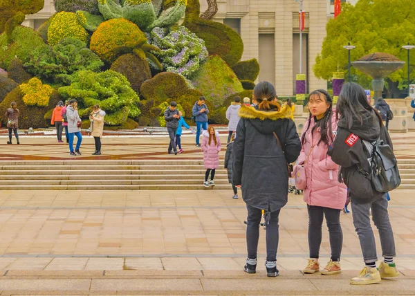 中国上海人民广场上的年轻中国妇女 — 图库照片