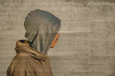 Kış giysileri arka plana sahip siyah adam