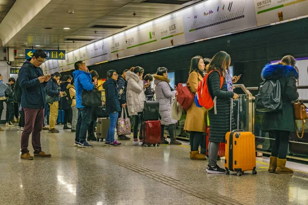 Ember arra vár, hogy a vonat a metróban, Shanghai, Kína — Stock Fotó