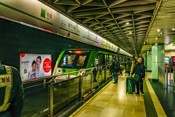 Pessoas esperando o trem no metrô, Xangai, China — Fotografia de Stock