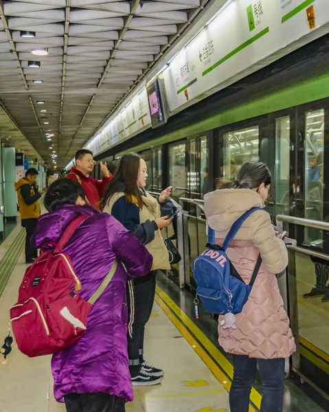 Personer som väntar på tåget på tunnelbanan, Shanghai, Kina — Stockfoto