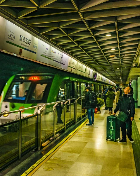 Personer som väntar på tåget på tunnelbanan, Shanghai, Kina — Stockfoto
