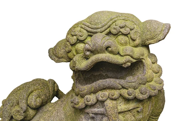 Escultura de leão antigo estilo chinês isolado — Fotografia de Stock
