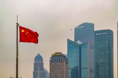 Çin bayrağı ve Contemporay binaları, Şanghay, Çin