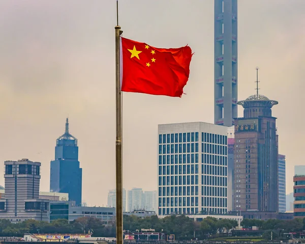 China-Flagge und zeitgenössische Gebäude, Shanghai, China — Stockfoto