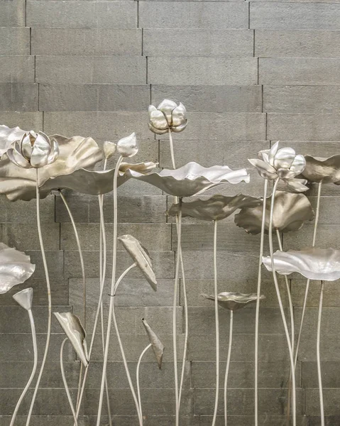 Silver växter skulptur över väggen byggnad — Stockfoto