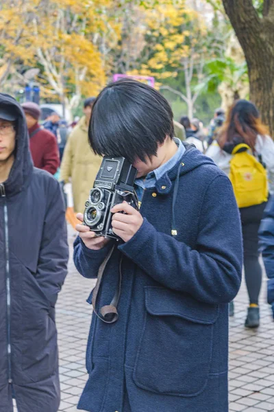 Uomo asiatico che scatta foto con vecchia macchina fotografica, Shanghai, Cina — Foto Stock