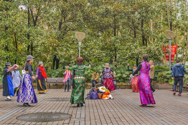 在公园跳中国传统舞蹈的人 — 图库照片