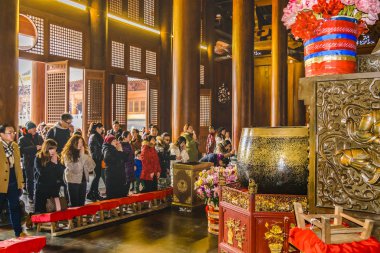 İnsanlar dua JingAn Temple, Shanghai, Çin