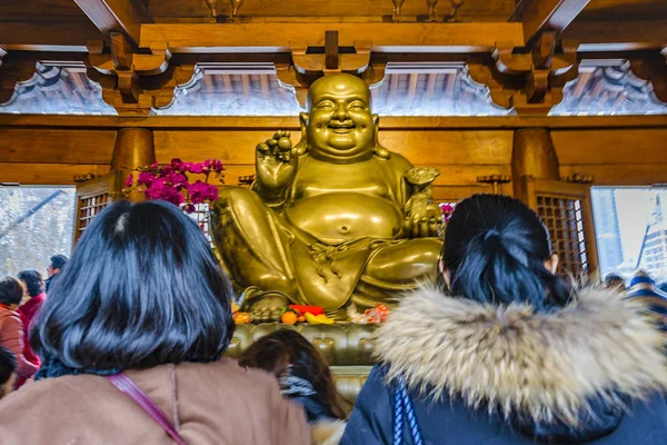 Az emberek imádkoznak Jingan Temple, Shanghai, Kína — Stock Fotó