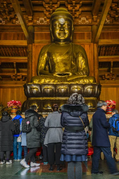 Az emberek imádkoznak Jingan Temple, Shanghai, Kína — Stock Fotó