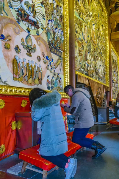 在静安寺祈祷的人, 上海, 中国 — 图库照片